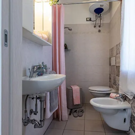 Bright Flat With Shared Garden