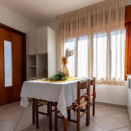 Daire Bright Flat With Shared Garden